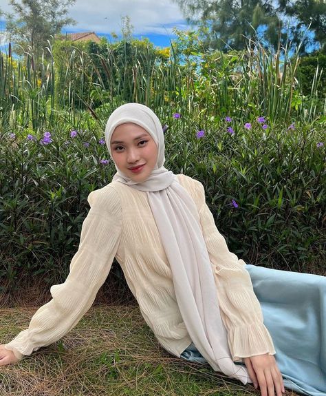 Cream Outfit Hijab, Beach Outfit Hijab, Cream Hijab, Muslim Outfit, Cream Outfit, Ootd Poses, Capsule Wardrobe Outfits, Everyday Casual Outfits, Muslim Outfits Casual