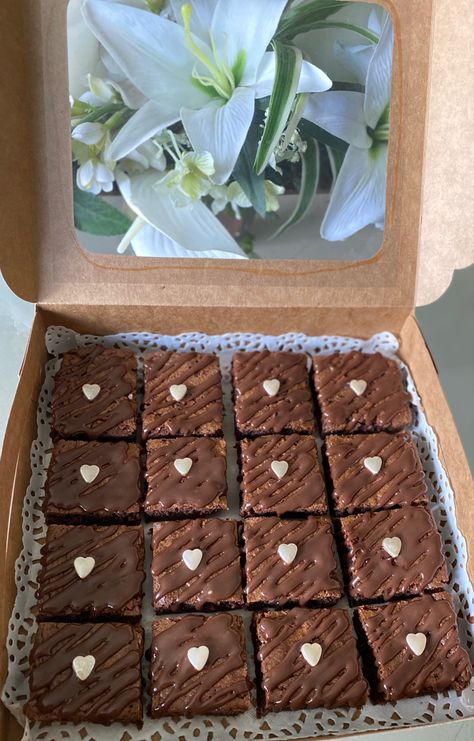 Box Of Brownies Aesthetic, Brownie Treat Boxes, Baked Goods For Boyfriend, Brownie Aestethic, Cute Brownie Decorating Ideas, Brownie Boxes Packaging, Brownie Packaging Design, Brownie Ideas Creative, Brownie Decorating Ideas Design