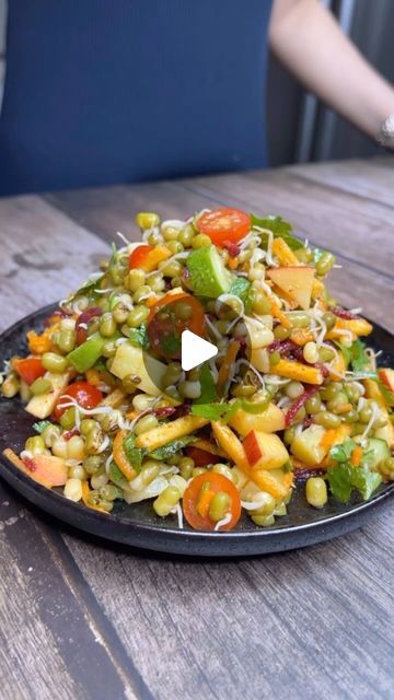 Moong Sprouts Recipes Indian, Sprout Moong Recipes, Sprouts Salad Indian, Sprouts Recipes Indian, How To Make Sprouts, Bean Sprout Salad, Salad Art, Mix Salad, Food Magic