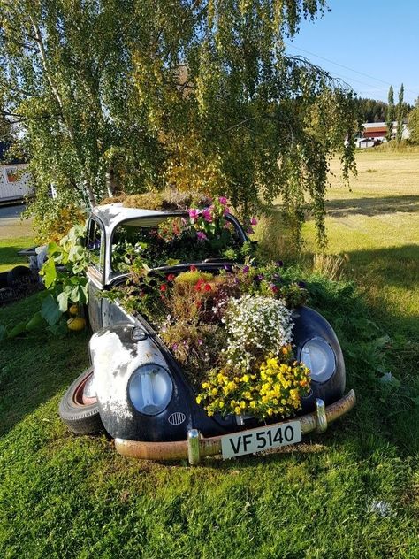 Truck Fountain, Garden Bench Diy, Lawn Art, Garden Junk, Vw Vintage, Garden Deco, Outdoor Diy Projects, Barn House Plans, Backyard Projects