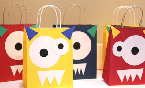 Monster Goodie Bags - great birthday party activity or craft for a monster-themed storytime! Diy Halloween Goodie Bags, Diy Goodie Bags, Halloween Goodie Bags, Repeat Crafter Me, Halloween Fest, Monster Birthday Parties, Monster Theme, Birthday Party Activities, Monster Birthday