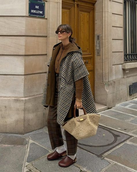 10 Outfits With Clogs That Are 2024-Approved Winter Clogs Outfit, What To Wear With Clogs, Clogs Street Style, Outfits With Clogs, Clog Outfits, Clogs Outfit, Christmas Outfit Ideas, Taupe Sweater, Skandinavian Fashion