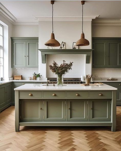 Green Kitchen Paint, Green Kitchen Island, Green Kitchen Cabinets, Green Cabinets, Kitchen Inspiration Design, Kitchen Paint, Cottage Kitchen, Large Kitchen, Green Kitchen