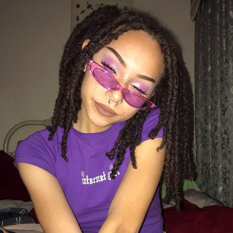 Purple Sunglasses Aesthetic, Festival Glasses, Colorful Sunglasses, Goth Gf, Purple Sunglasses, Badass Aesthetic, Colorful Life, Trendy Sunglasses, Summer Sunglasses