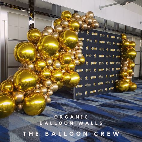 Beautiful gold chrome and mirror finish balloon wall. The Balloon Crew Balloon Walls, Red Carpet Theme, Romantic Room Decoration, Wine Event, Balloon Installation, Romantic Room, Anniversary Event, Valentine Photography, Balloon Backdrop