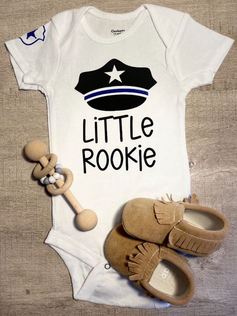 Little Rookie baby pajama, Back the Blue and give the perfect gift to law enforcement families Police Baby Onesies, Police Officer Baby, Police Baby, Law Enforcement Family, Baby Onesie Gift, Back The Blue, Baby Pajamas, Cricut Craft Room