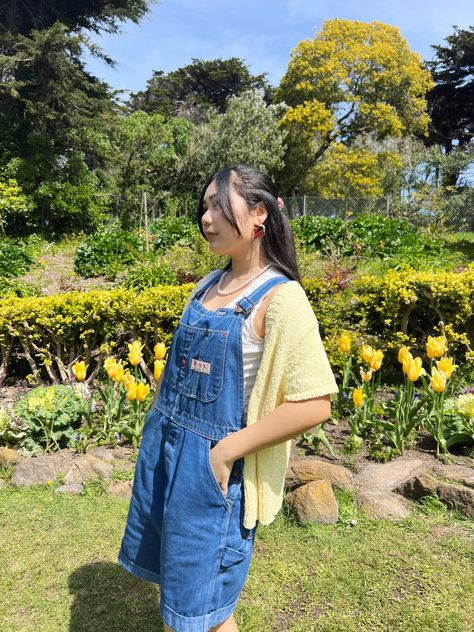 picnic, outfit, spring outfit, outfit inspiration, overalls outfit, denim overalls, poses, spring pose, spring ideas, outfit ideas, picnic ideas, picnic outfits Overall Denim Outfits, Picnic Outfit Spring, Spring Pose, Barbecue Outfit, Ideas Picnic, Picnic Outfit, Picnic Theme, Outfit Denim, Overalls Outfit