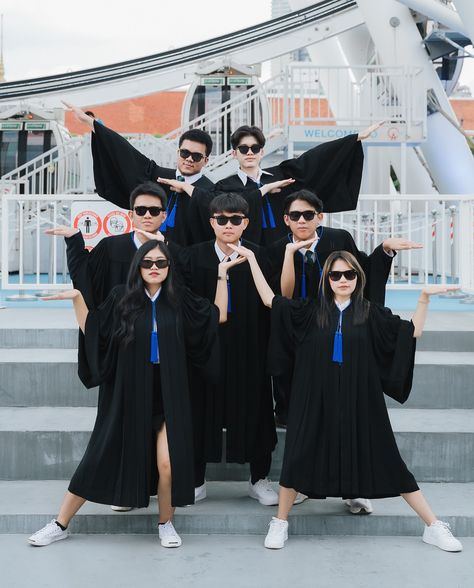 Graduation Friends Photoshoot, Group Posing Ideas, Group Pic Ideas, Group Graduation Pictures, Pre Convo, Funny Group Photos, Trio Poses, Graduation Aesthetic, Graduation Pose