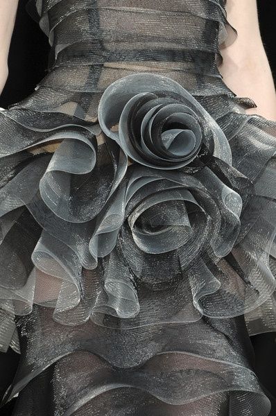 ooh la frou frou: Dream World Shingo Sato, Sculptural Fashion, Talbot Runhof, Mode Tips, Couture Details, 50 Shades Of Grey, Grey Dress, Pearl Grey, Horse Hair