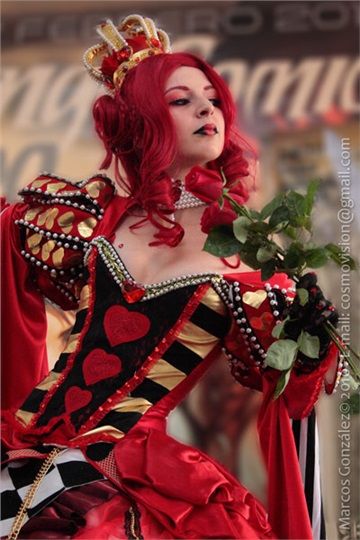 Beautiful Queen of Hearts Cosplays Eye Makeup Red Dress, Queen Of Hearts Halloween Costume, Queen Of Hearts Halloween, Alice In Wonderland Outfit, Fantasy Queen, Alice Costume, Lizzie Hearts, Heart Costume, Queen Of Hearts Costume