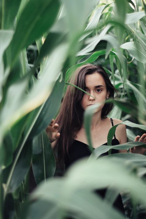 Jungle Poses Photography, Plant Portrait Photography, Photoshoot In Jungle, Corn Photoshoot, Foliage Photoshoot, Plant Photoshoot Ideas, Jungle Photoshoot Ideas, Portrait With Plants, Photoshoot With Plants