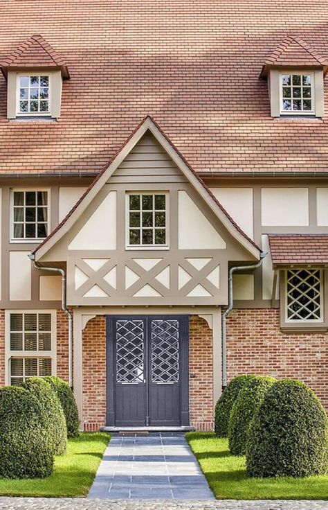 Tudor Exterior Paint, Modern Cottage Exterior, Hampton Exterior, Home Exterior Colors Schemes, Tudor House Exterior, Exterior Paint Schemes, Villa Cottage, French Country Exterior, Contemporary House Exterior