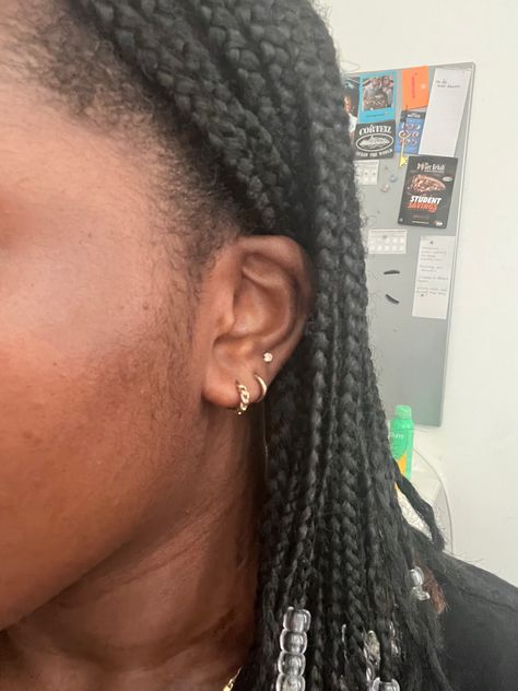 Double Ear Piercing Small Ears, Double Piercing Hoop Earrings, Triple Piercings Ear Lobe, Triple Lobe Piercing Ideas, 2nd Lobe Piercing, Ear Piercings Black Women, Double Lobe Piercing Ideas, 3 Lobe Piercings Ideas, Three Lobe Piercings