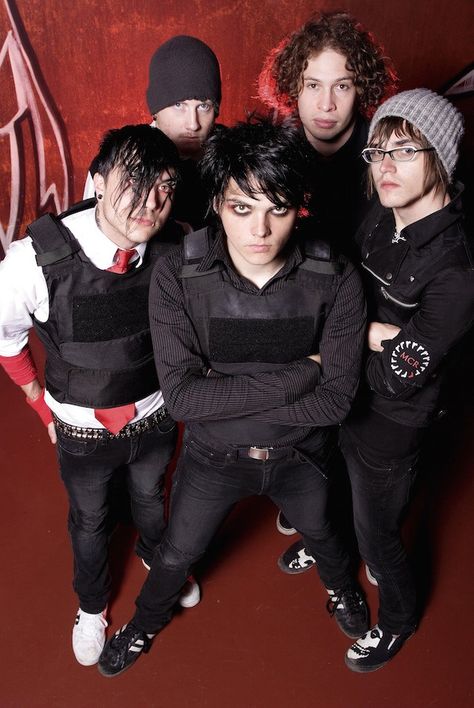 hourly gerard way on Twitter: "https://t.co/GBSz3ZcSEh" / Twitter My Chemical Romance Wallpaper, Ray Toro, I Love Mcr, Palaye Royale, Black Parade, Mikey Way, Red Wall, Frank Iero, Gerard Way