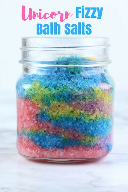 This bath salts diy is like a bath salt in a jar. These bath salts homemade fizz when they hit the water! Bath salts homemade with layered colors for a unicorn theme. Making bath salts is easy with this fizzy bath salts recipe. Fizzy bath salts diy with essential oils. #fizzy #bathsalts #bathsalt #diy #unicorn Bathsalt Diy, Fizzy Bath Salts, Bath Salts Diy Recipes, Bubbling Bath Salts, Unicorn Diy, Bath Salts Recipe, Bath Salts Diy, Diy Unicorn, Creme Anti Age