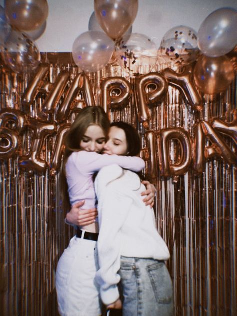 Birthday Pictures Ideas With Friends, Sweet 16 With Friends, Best Friend Birthday Poses, Birthday Party Photo Ideas With Friends, Birthday Pose With Friends, Birthday Pics Ideas With Friends, Birthday Photo Ideas With Friends, Birthday Picture Ideas With Friends, Birthday Pics With Friends