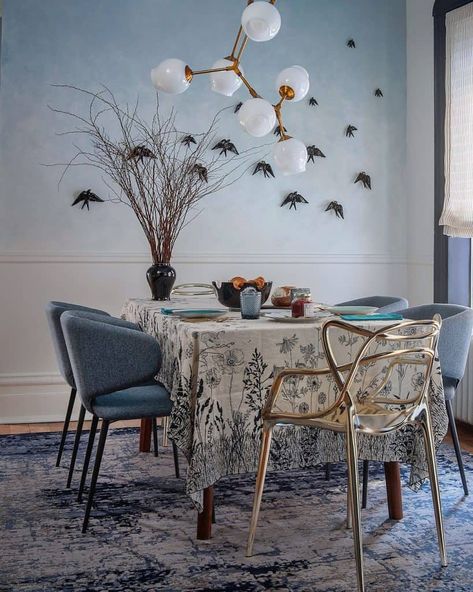 Small Dining Room Color Ideas - Ombré colored dining room wall. Colored Dining Room, Dining Room Color Ideas, Dining Room Color Palette, Dark Blue Dining Room, Dining Room Teal, Orange Dining Room, Moody Dining Room, Dining Room Navy, Pink Dining Rooms