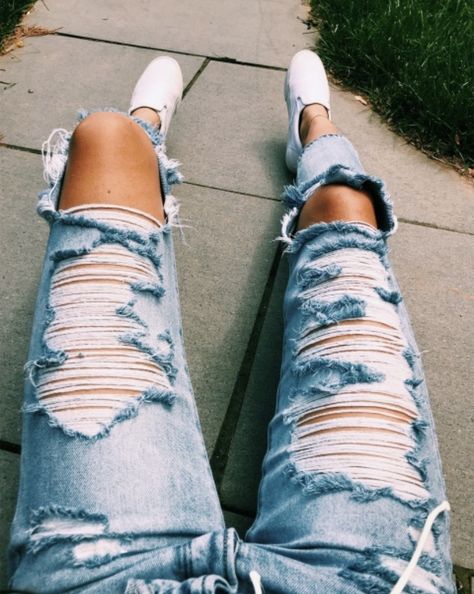 Extremely Ripped Jeans, Diy Ripped Jeans, Cute Ripped Jeans, Ripped Jeans Outfit, Crop Top With Jeans, Blue Ripped Jeans, Jeans Outfit Women, Cute Jeans, Future Outfit