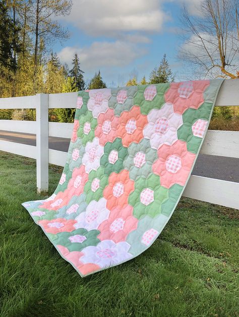 Simple Grandmother's Flower Garden Hexie Quilts Patterns, Grandmothers Flower Garden Quilt, Hexagon Quilt Pattern, Flower Quilt Patterns, Grandmothers Flower Garden, Flower Garden Quilt, Soft Palette, Hexie Quilt, English Paper Piecing Quilts