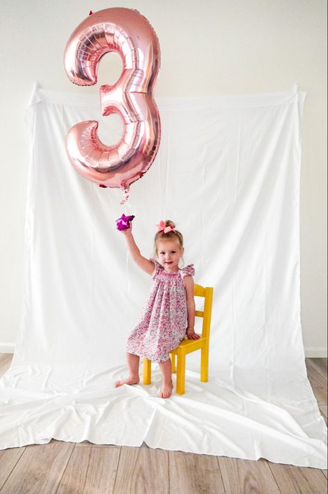 Simple At Home Birthday Photoshoot, 3rd Birthday Girl Photoshooting Ideas, Third Birthday Photoshoot, 3rd Birthday Photoshoot, Baby Bracelet Gold, Birthday Ballon, Simple Birthday Party, Home Studio Photography, Mermaid Theme Birthday