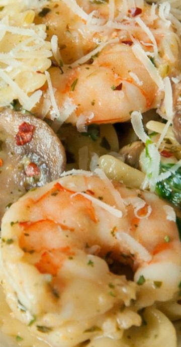 Pesto Pasta With Spinach, Shrimp Pesto Pasta, Food Rocks, Fish Dinners, Spinach And Mushrooms, Pasta With Spinach, Main Recipes, Grilled Seafood Recipes, Sauteed Shrimp