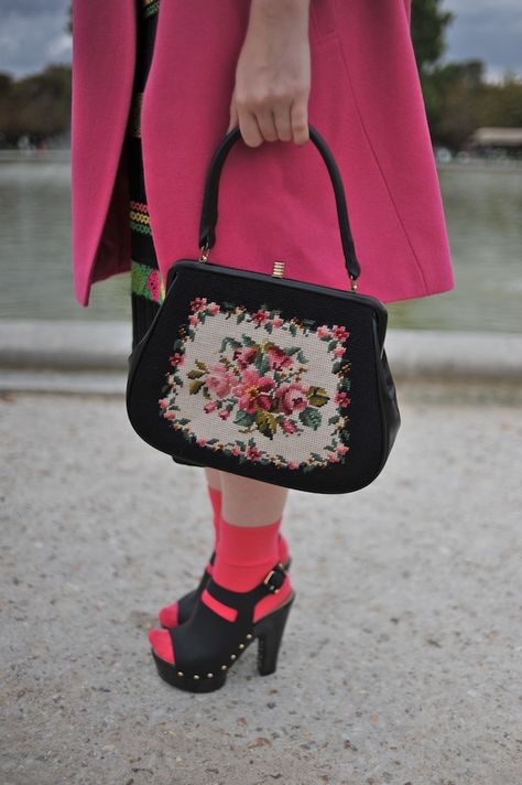 bag//Paris Fashion Week Tapestry Bag Outfit, Neon Socks, Yoga Calm, Wool Fashion, Fashion Knitting, Knitting Sweater, Scarf Wool, Big Sweaters, Tapestry Bag