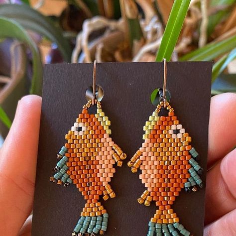 Seed Bead Fish Earrings, Seed Bead Fish Pattern, Seed Bead Patterns Earrings, Beaded Fish Earrings, Seed Bead Earrings Diy, Seed Bead Art, Beading Jewelery, Brick Stitch Earrings, Phish