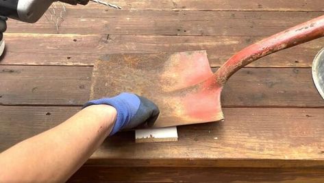 Check out this old garden shovel upcycle idea to upgrade your backyard or front yard garden. Easy DIY Repurposed garden shovel planter idea. Old Garden Tools, Garden Shovel, Old Garden, Short Plants, Front Yard Garden, Tall Plants, Little Garden, Potting Soil, Shovel