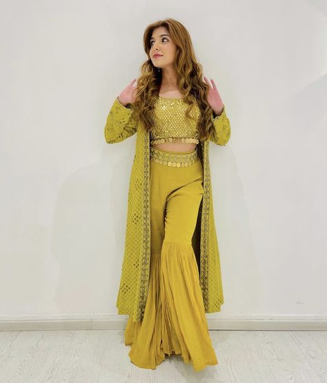 Sider Lehenga Look, Yellow Coordinates Outfit, Bridal Dress For Mehendi Function, Trendy Outfits For Wedding Functions, Haldi Siders Outfit, Siders Wedding Outfits Indian, Mehandi Function Dresses Mehndi Outfit, Dress For Mehendi Function Mehndi Outfit, Dress For Mehndi Function