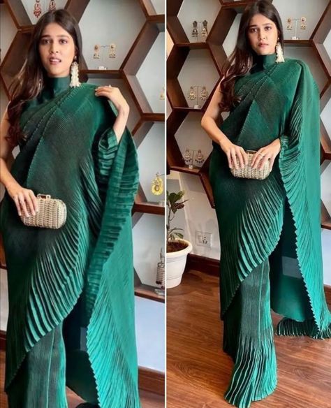 Pleated Saree Designs, Pleated Saree Styling, Pleated Saree Blouse Designs, Pleated Saree Look, Pleated Fabric Saree, Farewell Saree, Draping Styles, Pleated Saree, Blouse Designs High Neck