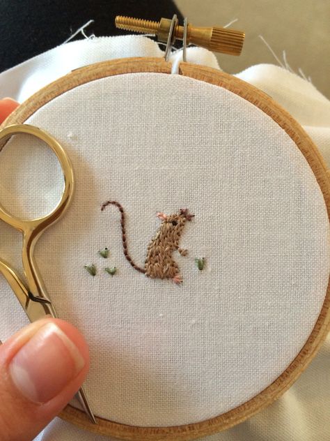 Teeny tiny mouse Rat Embroidery Pattern, Tiny Animal Embroidery, Tiny Flower Embroidery Patterns, Hamster Embroidery, Rat Embroidery, Mice Embroidery, Little Embroidery Ideas, Tiny Embroidery Ideas, Embroidery Mouse