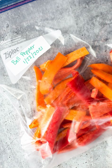 Bell peppers are so easy to freeze and store to reduce food waste. Learn how to freeze bell peppers for easy food prep too! Freeze Bell Peppers, How To Freeze Peppers, Freeze Peppers, Freezing Bell Peppers, Easy Food Prep, Freezing Peppers, Freezing Vegetables, Freezer Meal Prep, Frozen Veggies