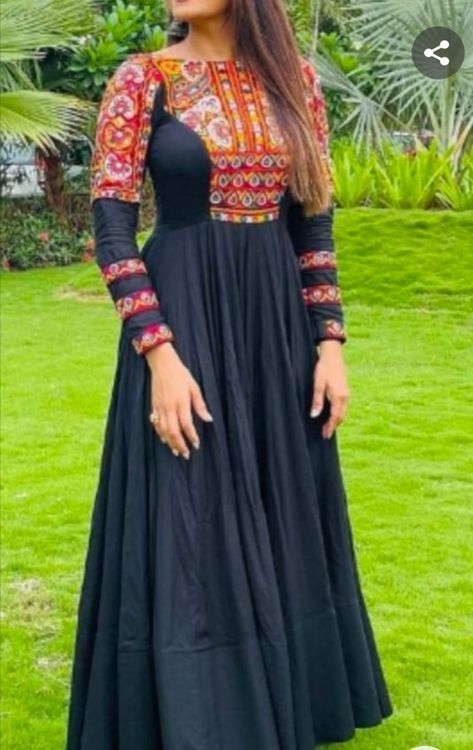 Navratri Dress Kurti Black, Kutchi Embroidery Ghaghra, Black Gown For Navratri, Navratri Long Kurti, Black Kurti Design For Navratri, Traditional Kurti Designs For Navratri, Navratri Outfits Traditional Kurti, Traditional Kurti For Navratri, Black Kurti For Navratri