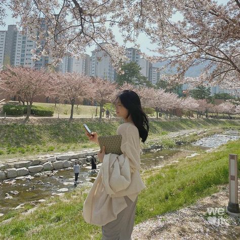 Japan Spring, Aesthetic Japan, Korean Aesthetic, Japanese Aesthetic, Spring Aesthetic, Pose Reference Photo, Nature Girl, 인물 사진, Cute Poses