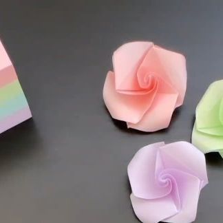 #osmcrafts on Instagram: "Making of Rose with sticky notes🌹 . . . . . . . . . . © - @gohlikim . . . . . #wrapping #diy #diycrafts #crafttutorial #crafting #craft #bhfyp #papercrafts #reels #reelsremix #craftvideos #feelitreelit #reelitfeelit" Flower Projects For Kids, Paper Flower Projects, Flower Projects, Paper Wall Decor, Paper Wall Hanging, Paper Home, Diy Origami, Craft Tutorial, Paper Flowers Diy