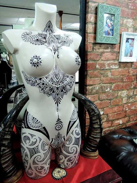 Tattoo Studio Ideas, Tattoo Shop Ideas, Tattoo Shop Interior, Tattoo Shop Decor, Tattoo Studio Interior, Cream Tattoo, Tattoo Salon, Mannequin Torso, Decoration Vitrine