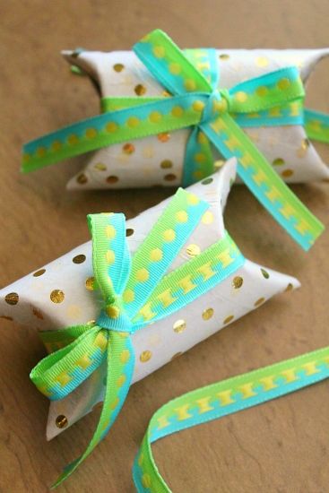 Save money by making your own gift boxes. This toilet paper roll mini gift box DIY is so fun and easy to do! With just a few materials you are on your way. Toilet Roll Craft, Toilet Paper Crafts, Diy Toilet, Toilet Paper Roll Crafts, Paper Roll Crafts, Cadeau Diy, Paper Towel Roll Crafts, Diy Gift Box, Paper Rolls