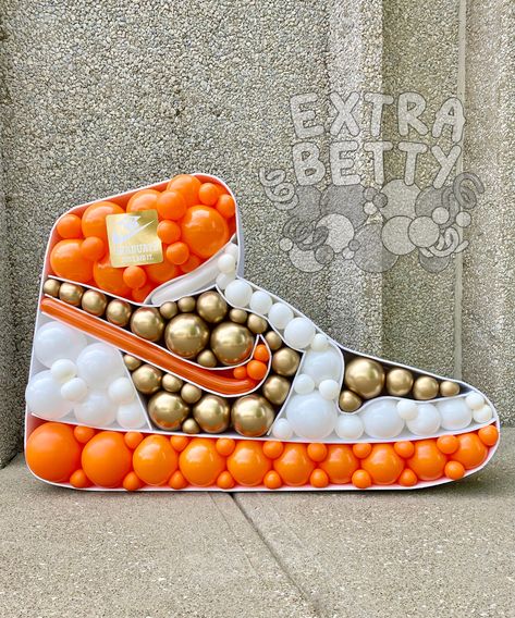 Nike sneaker balloon mosaic for a Cleveland graduation party! Love this "Just Did It" theme. Arch Balloon Garland, Baby Birthday Games, Balloon Mosaic, Arch Balloon, Sneaker Ball, Olympic Theme, Birthday Painting, Basketball Party, Diy Sneakers