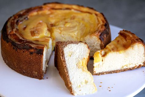 This simple baked cheesecake is comforting and delicious, with a traditional biscuit base and condensed milk and yoghurt filling. The extra lemon flavours are the finishing touch. Cheese Canapes, Recipes Condensed Milk, Yoghurt Cheesecake, Australian Foods, Lemon Curd Cheesecake, Yogurt Cheesecake, 5 Minute Recipe, Baked Cheesecake, Gluten Free Cheesecake