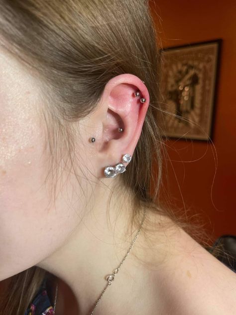 Double Helix And Conch, Ear Piercings 3, Triple Conch Piercing, Triple Helix Piercing, Triple Helix, Piercing Inspo, Double Helix, Conch Piercing, Tragus Piercings