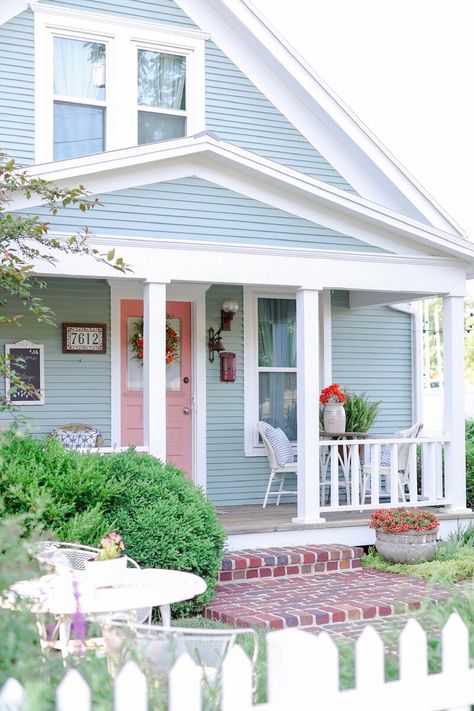 Bungalow Dollhouse, Beach Bungalow, Beautiful Cottages, Charming House, Beach Bungalows, Little Cottage, Beach View, Cozy Space, Beach Vibes