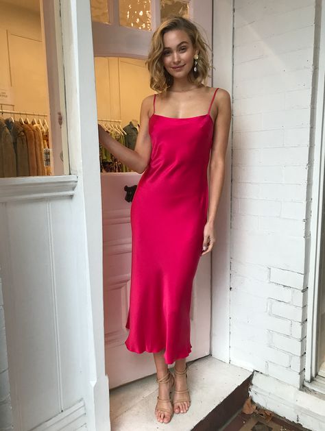 Hot Pink Dress Styling, Hot Pink Slip Dress Outfit, Red Dress Pink Shoes, Vestido Pink Midi, Slip On Dress Outfit, Hot Pink Dress Casual, Hot Pink Dress Outfit Party, Hot Pink Dress Formal, Pink Midi Dress Outfit