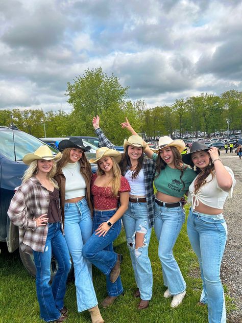 Country Concert Outfit Flannel, Country Concert Outfit Inspo Fall, Country State Fair Outfits, County Fair Outfit Ideas Summer, March Country Concert Outfit, Upchurch Concert Outfit, Country Concert Outfit Ideas Fall Jeans, Country Concert Outfit Inspo Winter, Dan + Shay Concert Outfit