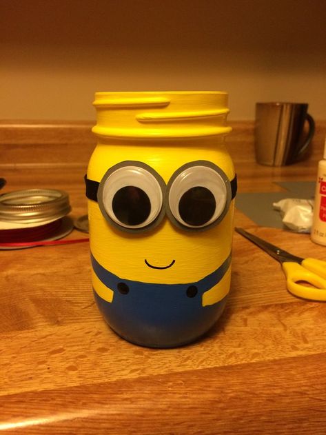 Pencil Holder Ideas For Kids, Pencil Holder Ideas, Minion Craft, Diy Hanging Shelves, Pencil Holders, Closet Organization Diy, Wine Bottle Diy Crafts, Minion Party, Mason Jar Crafts Diy