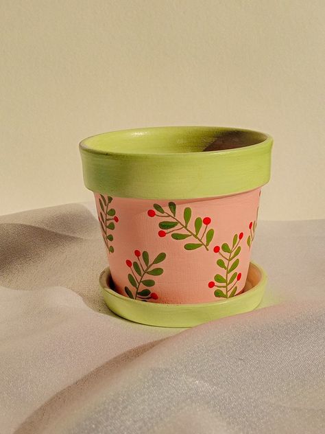 Mini Clay Pot Painting Ideas, Flower Pot Art Ideas, Aesthetic Pot Painting, Flower Pot Painting Ideas Aesthetic, Barro Design, Painted Terra Cotta Pots Ideas, Terracotta Pot Painting Ideas, Terracotta Pots Painted, Clay Pot Painting