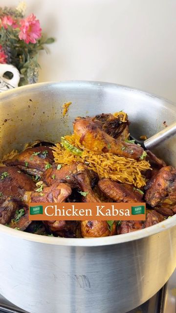 Chicken Kabsa Recipe, Kabsa Recipe Chicken, African Rice, Kabsa Recipe, Chicken Starter Recipes, Chicken Thighs Recipes, Chicken Rice Recipes, Fish Dinner Recipes, Quick Recipes Snacks