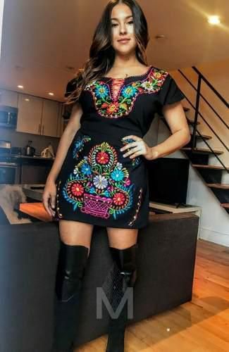 Vestido mexicano bordado artesanal (kimono) en México | Clasf moda-y-accesorios Outfit Fiesta Mexicana, Mexican Girl Outfit, Outfit Mexicano, Mexican Style Dresses, 70s Inspired Outfits, Cute Cowgirl Outfits, Mexican Embroidered Dress, Mexican Fashion, Fiesta Outfit