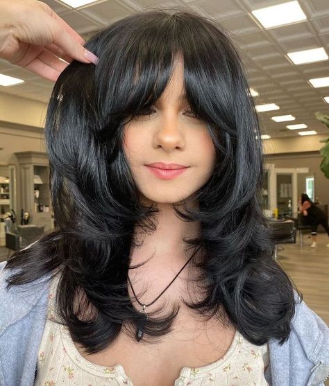 Mid Length Hair With Layers Blowout, Chest Length Haircut With Bangs, Thick Short Haircut, Triangular Layers Haircut, Mid Length Layered Haircuts With Bangs, Bangs On Medium Length Hair, Medium Layers With Bangs, Hair Cuts Layers Mid Length, Short Layers Medium Length