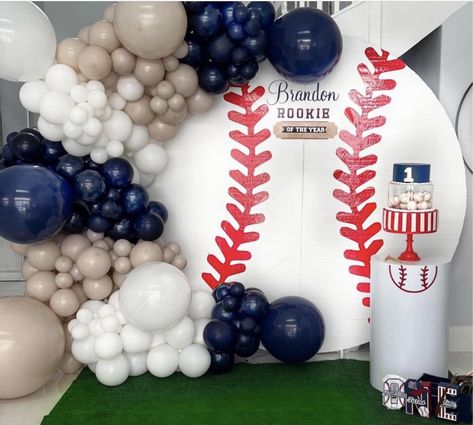 Yankees Birthday Party Decorations, Baseball Party Theme Decorations, Mlb Party Ideas, Baseball Backdrop Birthday Parties, Baseball Themed Party Decorations, Baseball Theme Balloons, Baseball Birthday Party Backdrop, Rookie Year Balloon Arch, Baseball Party Backdrop Ideas