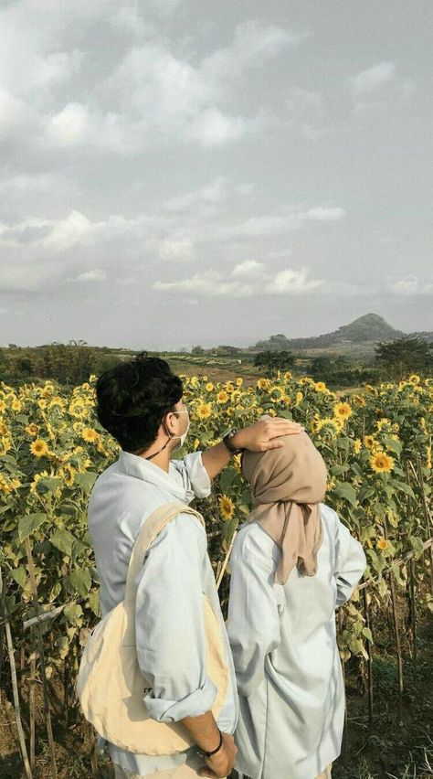 Couple Ootd, Ootd Couple, Haircut Selfie, Photo Hijab, Couple Outfit Ideas, Couple Fits, Muslim Couple Photography, Cute Hairstyle, Cute Couple Outfits